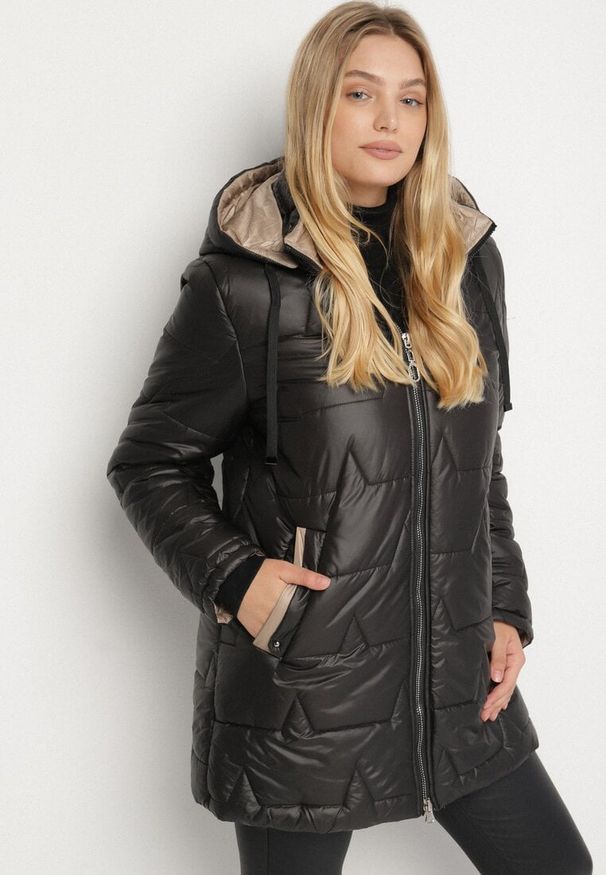 Born2be - Czarna Pikowana Kurtka o Prostym Kroju z Kapturem Nileria. Okazja: na spotkanie biznesowe, do pracy, na co dzień. Typ kołnierza: kaptur. Kolekcja: plus size. Kolor: czarny. Materiał: jeans, poliester, dzianina. Styl: biznesowy, casual