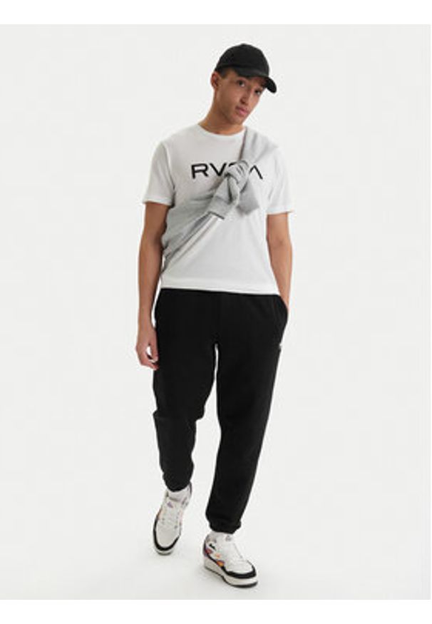RVCA T-Shirt Big M420VRBI Biały Slim Fit. Kolor: biały. Materiał: syntetyk, bawełna