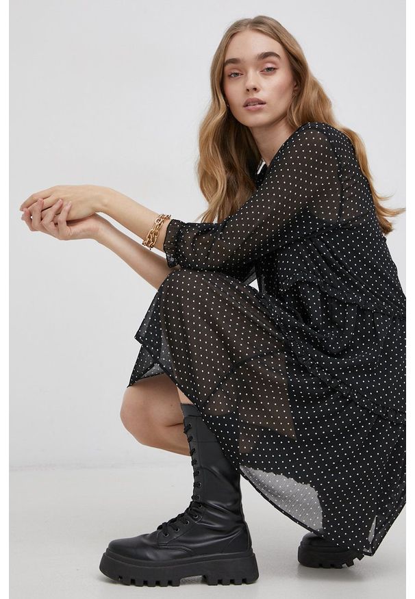 Vero Moda Sukienka kolor czarny mini prosta. Okazja: na co dzień. Kolor: czarny. Materiał: poliester, tkanina. Typ sukienki: proste. Styl: casual. Długość: mini