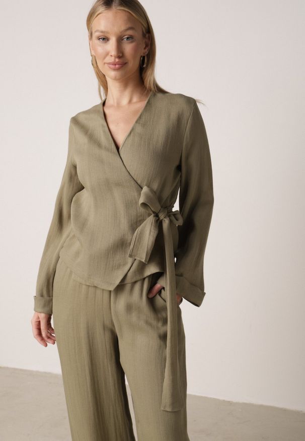 Born2be - Zielona Kopertowa Bluzka z Wiskozy Ozdobiona Wiązaniem Velanitte. Okazja: na co dzień. Kolor: zielony. Materiał: wiskoza. Wzór: aplikacja. Styl: casual, elegancki, wizytowy