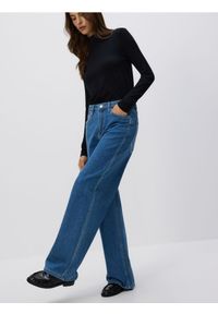 Reserved - Jeansy wide leg z aplikacjami - niebieski. Kolor: niebieski. Wzór: aplikacja
