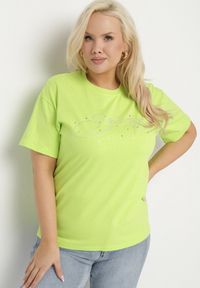 Born2be - Jasnozielony Bawełniany T-shirt z Ozdobnym Napisem i Cyrkoniami Olisandra. Okazja: na co dzień. Kolekcja: plus size. Kolor: zielony. Materiał: bawełna. Wzór: napisy. Styl: klasyczny, casual