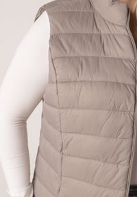 Born2be - Beżowa Pikowana Kamizelka Przejściowa ze Stójką Edanwen. Typ kołnierza: kołnierzyk stójkowy. Kolekcja: plus size. Kolor: beżowy. Materiał: jeans, nylon. Styl: klasyczny #2