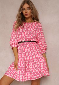 Renee - Różowa Sukienka z Paskiem Kaliphae. Kolor: różowy. Wzór: geometria, jednolity, aplikacja. Typ sukienki: rozkloszowane. Styl: wizytowy. Długość: mini