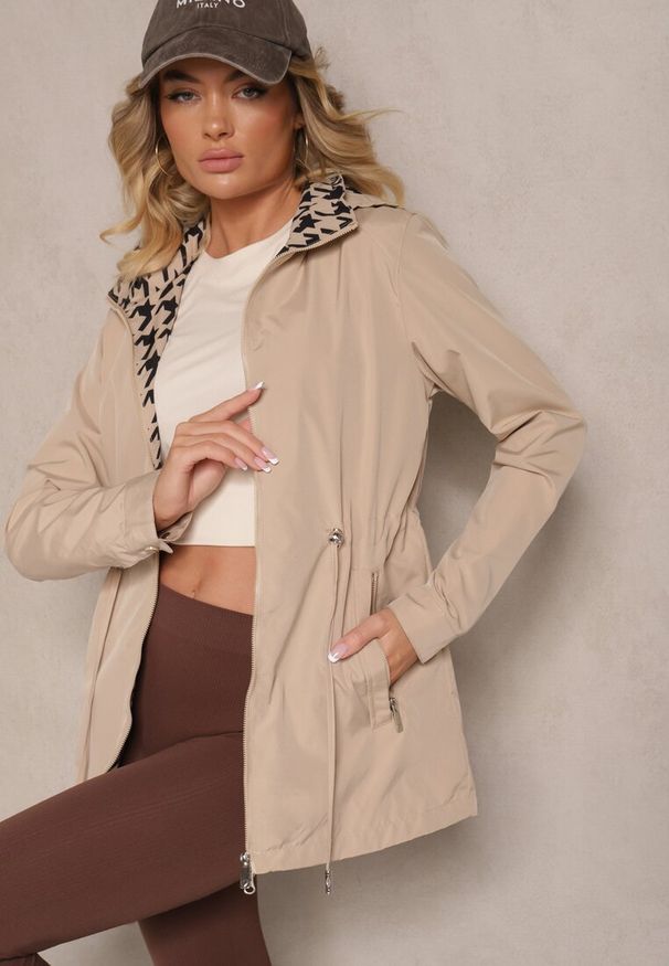 Renee - Ciemnobeżowa Kurtka w Stylu Parki ze Ściągaczem w Talii Arivienne. Okazja: na co dzień, na spotkanie biznesowe, do pracy. Kolor: beżowy. Materiał: jeans. Styl: klasyczny, elegancki, biznesowy, casual