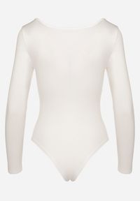 Born2be - Białe Body z Wiskozą Usztywnianymi Miseczkami i Metalową Aplikacją Alumira. Kolor: biały. Materiał: wiskoza. Długość rękawa: długi rękaw. Długość: długie. Wzór: aplikacja. Styl: elegancki