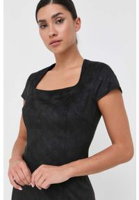Guess sukienka kolor czarny mini prosta. Okazja: na co dzień. Typ kołnierza: dekolt w karo. Kolor: czarny. Długość rękawa: krótki rękaw. Typ sukienki: proste. Styl: casual. Długość: mini #2