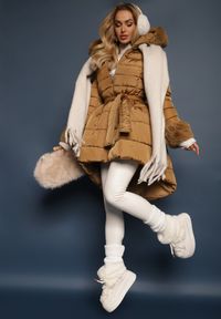 Renee - Brązowa Kurtka Pikowana z Futerkiem Pasilinai. Kolor: brązowy. Materiał: futro. Długość rękawa: długi rękaw. Długość: długie. Sezon: zima, jesień #4