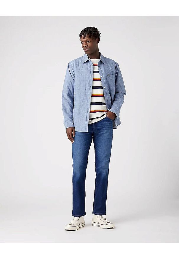 Wrangler - WRANGLER GREENSBORO MĘSKIE SPODNIE JEANSOWE MOUNTAIN SOUL W15QU822O 112321407