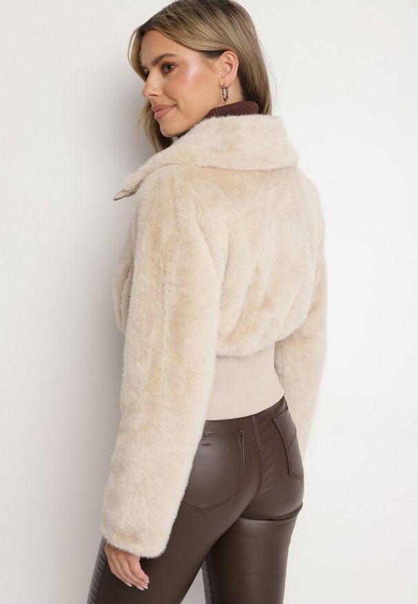 Born2be - Beżowa Krótka Futrzana Kurtka z Elastycznym Ściągaczem i Kołnierzem Semaline. Kolor: beżowy. Materiał: futro. Długość: krótkie. Sezon: zima. Styl: elegancki