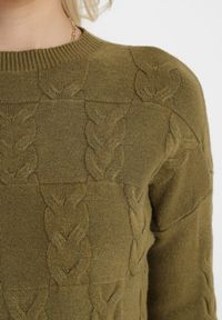 Born2be - Ciemnozielony Sweter o Warkoczowym Splocie z Okrągłym Dekoltem Selinera. Kolor: zielony. Materiał: dzianina. Wzór: ze splotem. Styl: klasyczny #4