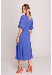 Stylove - Elegancka sukienka koktajlowa z bufiastymi rękawami niebieska. Okazja: na imprezę, na wesele, na ślub cywilny. Kolor: niebieski. Materiał: elastan, materiał. Długość rękawa: krótki rękaw. Sezon: lato. Typ sukienki: rozkloszowane. Styl: wizytowy, elegancki. Długość: midi #6