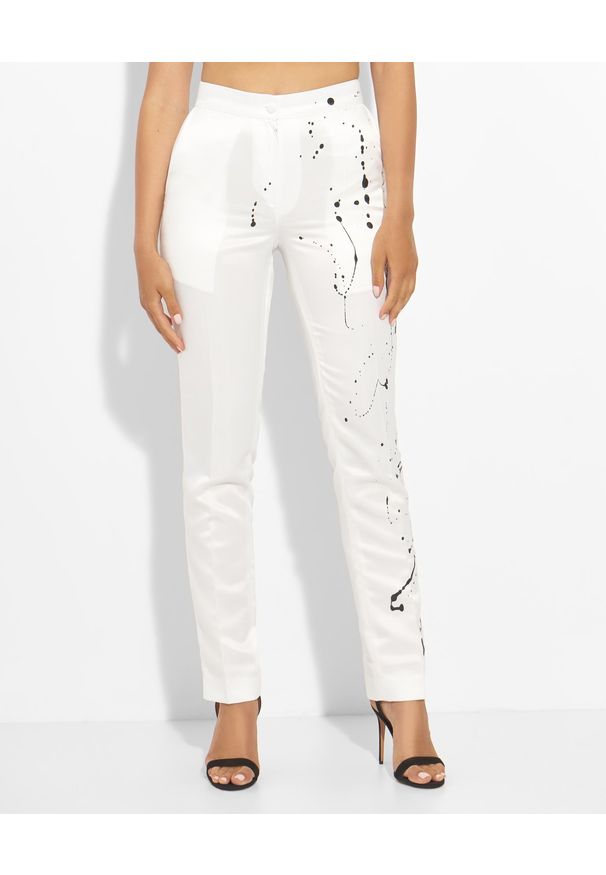 JOANNA MUZYK - Białe spodnie z kontrastową farbą. Okazja: na co dzień, do pracy. Kolor: biały. Materiał: jedwab, materiał, wiskoza. Długość: długie. Wzór: aplikacja. Styl: casual