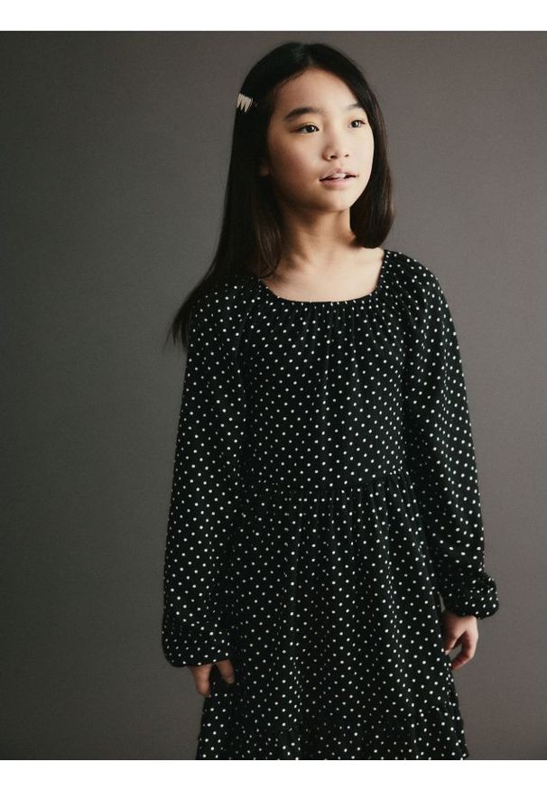 Reserved - Sukienka w groszki - czarny. Kolor: czarny. Materiał: dzianina. Wzór: grochy