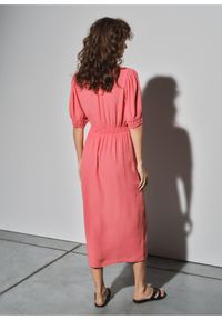 Ochnik - Różowa sukienka z rozcięciem. Kolor: różowy. Materiał: materiał