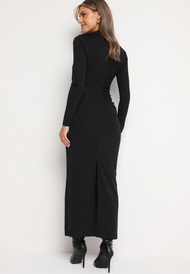 Born2be - Czarna Dopasowana Sukienka Koktajlowa z Modnym Drapowaniem i Rozcięciem Faeridae. Kolor: czarny. Styl: wizytowy