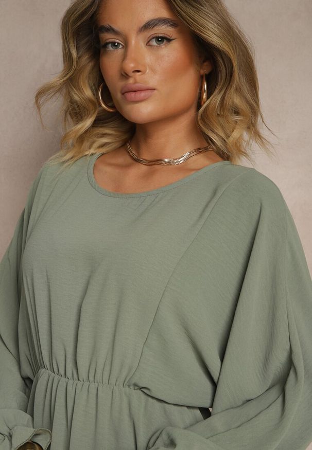Renee - Ciemnozielona Rozkloszowana Sukienka z Gumką w Talii i przy Mankietach Tesunela. Okazja: na co dzień. Kolor: zielony. Styl: elegancki, casual