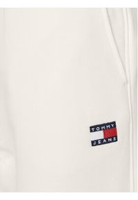 Tommy Jeans Spodnie dresowe Badge DW0DW20679 Écru Regular Fit. Materiał: bawełna #6