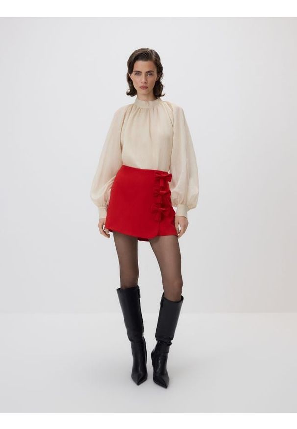 Reserved - Spódnico-szorty z kokardkami - czerwony. Kolor: czerwony. Materiał: tkanina, wiskoza