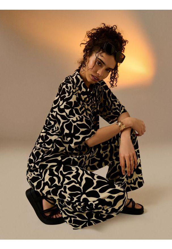 Sinsay - Wiskozowe spodnie wide leg z abstrakcyjnym wzorem - czarny. Kolor: czarny. Materiał: wiskoza