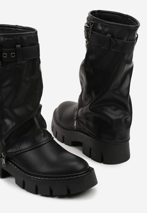 Renee - Czarne Botki Biker Boots z Cholewką Imitującą Nogawkę z Klamerką Veresta. Kolor: czarny. Materiał: koronka. Szerokość cholewki: normalna. Wzór: aplikacja