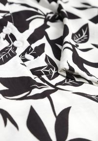 Born2be - Czarna Pudełkowa Sukienka z Wiskozy w Roślinny Wzór z Guzikami przy Dekolcie Acosia. Okazja: na co dzień. Kolekcja: plus size. Kolor: czarny. Materiał: wiskoza. Typ sukienki: proste, dla puszystych. Styl: elegancki, klasyczny, casual #3