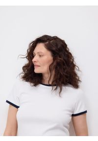Reserved - T-shirt z kontrastową lamówką - biały. Kolor: biały. Materiał: bawełna