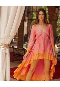 SUNDRESS - Dwukolorowa sukienka z falbanami Aline. Kolor: różowy, wielokolorowy, fioletowy. Materiał: wiskoza. Długość rękawa: długi rękaw. Typ sukienki: rozkloszowane #2