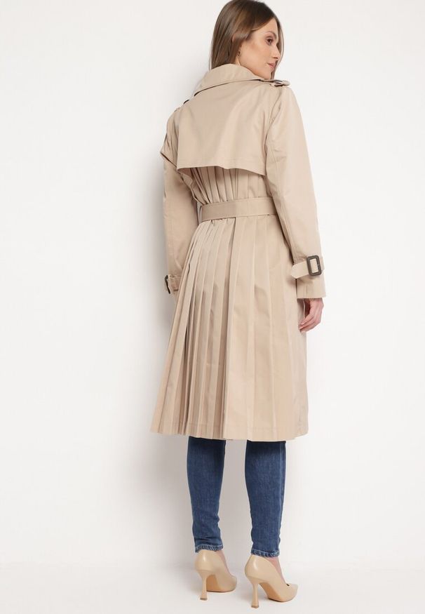 Born2be - Beżowy Płaszcz Trencz Dwurzędowy z Plisami z Tyłu i Materiałowym Paskiem Hellie. Kolor: beżowy. Materiał: materiał. Styl: elegancki