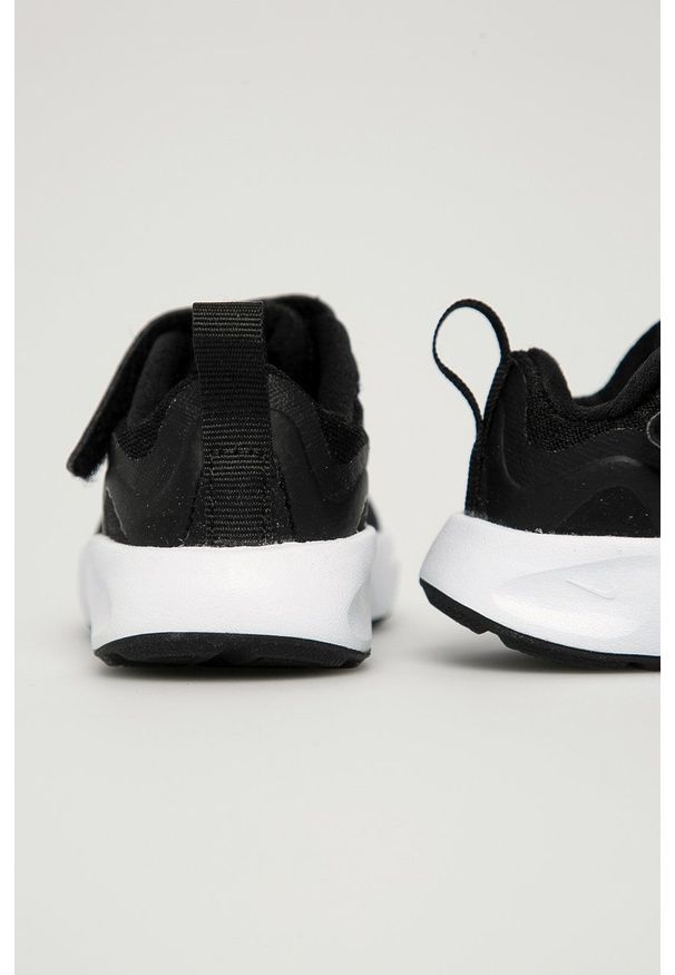 Nike Kids buty dziecięce kolor czarny. Nosek buta: okrągły. Zapięcie: rzepy. Kolor: czarny. Materiał: guma