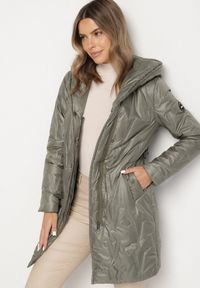 Born2be - Zielona Kurtka z Pikowanymi Przeszyciami Kapturem i Wiązanym Paskiem Erlexie. Okazja: na spotkanie biznesowe, na co dzień, na spacer, do pracy. Kolor: zielony. Materiał: dzianina, jeans. Styl: biznesowy, casual, klasyczny #3