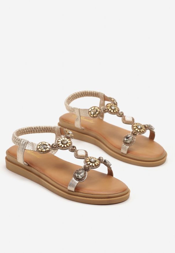 Born2be - Złote Sandały z Biżuteryjnymi Zdobieniami w Stylu Boho Julimarae. Okazja: na co dzień. Kolor: złoty. Wzór: aplikacja. Styl: boho