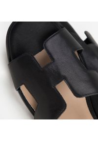 Wittchen - Damskie klapki ze skóry z przodem w literę H czarne. Okazja: na co dzień. Nosek buta: okrągły. Kolor: czarny. Wzór: geometria. Materiał: skóra. Sezon: lato. Obcas: na obcasie. Styl: wakacyjny, boho, casual, elegancki. Wysokość obcasa: niski #8