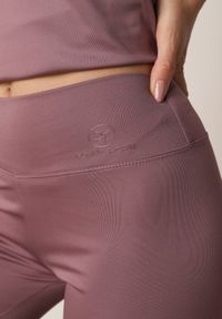 Born2be - Fioletowe Legginsy w Stylu Basic z Wyszczuplającym Pasem Samertes. Okazja: do pracy, na co dzień, na spacer. Stan: podwyższony. Kolor: fioletowy. Długość: krótkie. Styl: casual #2