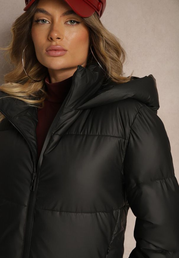 Renee - Czarna Klasyczna Kurtka z Pikowanymi Przeszyciami Kapturem i Kieszeniami Anrinna. Okazja: na co dzień. Kolor: czarny. Materiał: wełna, jeans. Sezon: zima, jesień. Styl: klasyczny