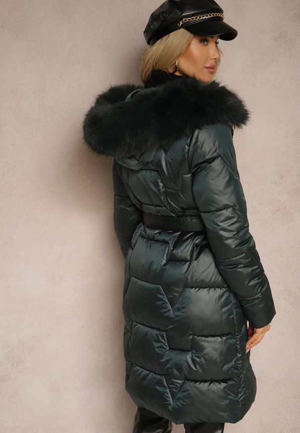 Renee - Ciemnozielona Długa Kurtka Pikowana z Odpinanym Kołnierzem i Paskiem Rinarella. Okazja: na co dzień. Kolor: zielony. Materiał: jeans. Długość: długie. Sezon: zima. Styl: elegancki, casual