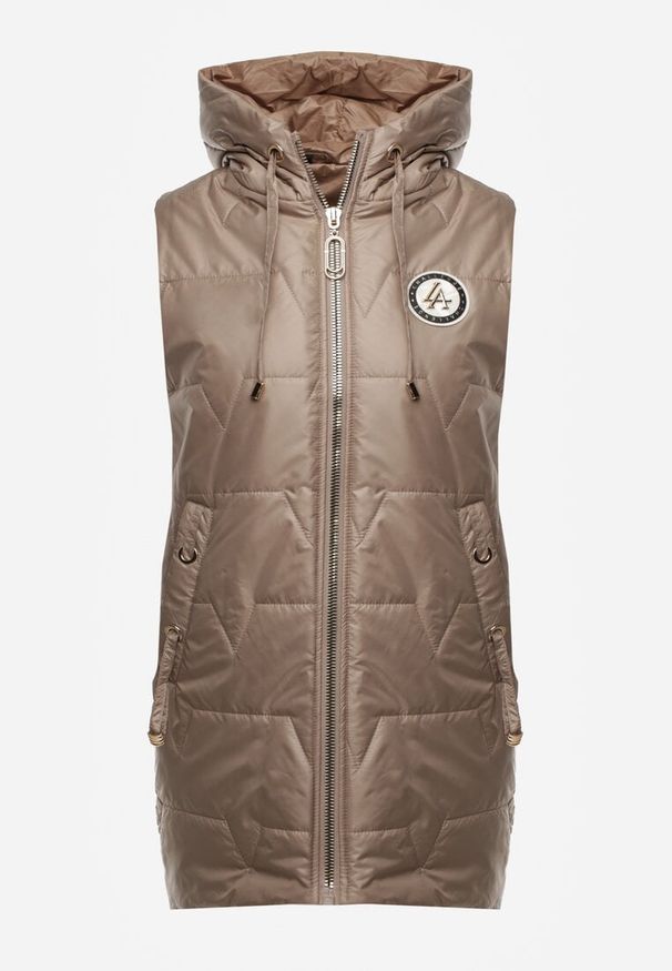 Renee - Brązowa Długa Kamizelka Pikowana z Nieodpinanym Kapturem Ozdobiona Naszywką Kasseda. Okazja: na co dzień. Kolor: brązowy. Materiał: jeans, poliester. Długość: długie. Wzór: aplikacja. Styl: casual