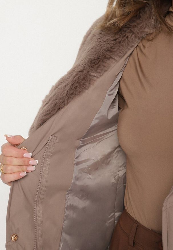 Born2be - Ciemnobeżowa Elegancka Kurtka z Pikowanymi Przeszyciami i Futrzanym Kołnierzem Gallea. Okazja: na spacer, na co dzień. Kolor: beżowy. Materiał: futro. Sezon: zima. Styl: elegancki