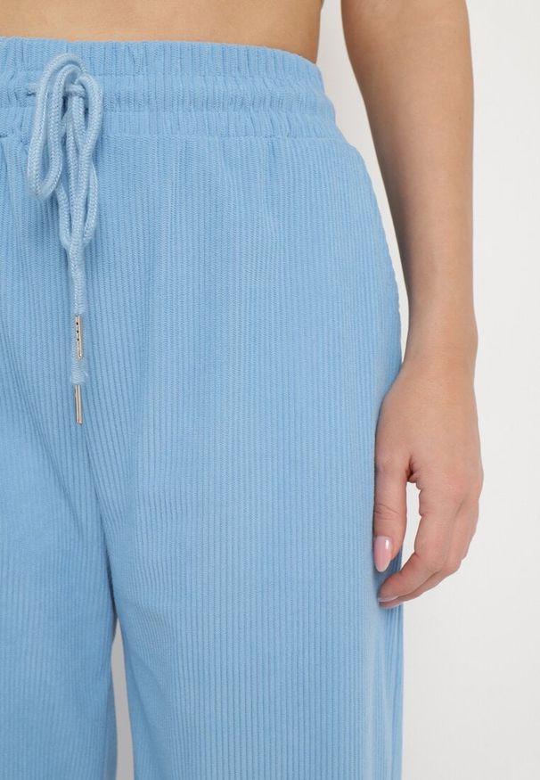 Born2be - Niebieskie Prążkowane Spodnie z Szerokimi Nogawkami i Gumką w Pasie Itrulla. Okazja: na co dzień. Stan: podwyższony. Kolor: niebieski. Materiał: prążkowany. Styl: casual