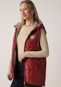 Born2be - Czerwona Pikowana Kamizelka o Długim Kroju z Nieodpinanym Kapturem i Aplikacją Koretes. Okazja: na co dzień. Kolor: czerwony. Materiał: prążkowany, poliester. Długość: długie. Wzór: aplikacja. Styl: casual #1