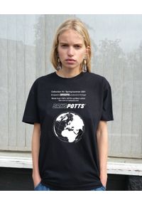SAKS POTTS - Czarny t-shirt z nadrukami. Kolor: czarny. Materiał: bawełna, jeans. Wzór: nadruk. Styl: sportowy