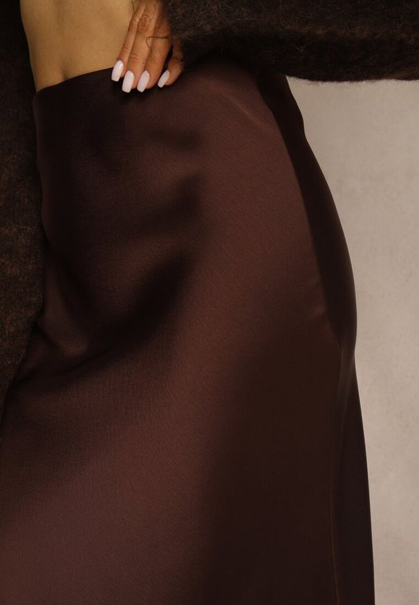 Renee - Brązowa Spódnica z Satyny Zdobiona Koronką Marefera. Okazja: na co dzień. Kolor: brązowy. Materiał: satyna, koronka. Wzór: aplikacja, koronka. Styl: casual