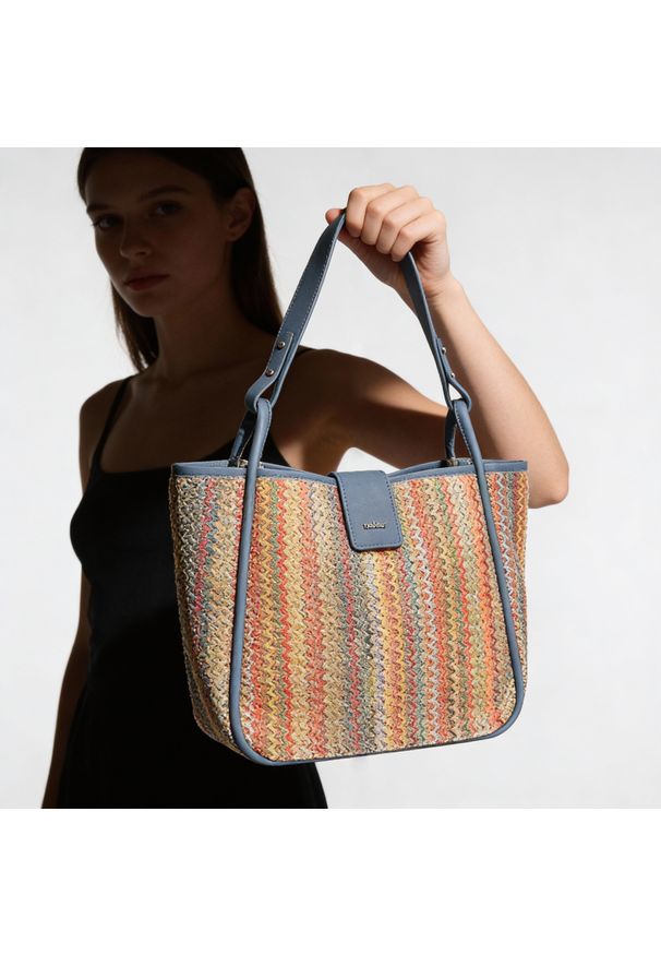 Torebka 2 w 1 damska Rieker, z plecionego materiału tekstylnego z elementami materiału syntetycznego o sztywnej formie z długimi uchwytami do noszeni. Sezon: wiosna, lato. Styl: boho, casual, elegancki