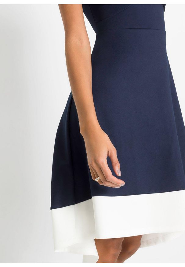 bonprix - Sukienka z dekoltem carmen i przewiązaniem. Typ kołnierza: typu carmen. Kolor: niebieski. Materiał: materiał