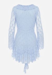 Renee - Niebieska Eteryczna Sukienka z Koronki z Falbankami i Wiązaniem Dianatta. Okazja: na co dzień. Typ kołnierza: kołnierz z falbankami. Kolor: niebieski. Materiał: koronka. Wzór: koronka. Styl: casual, elegancki, boho #6