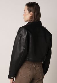 Born2be - Czarna Kurtka Ramoneska o Krótkim Koszulowym Kroju Savalorne. Okazja: na co dzień. Kolor: czarny. Materiał: poliester, satyna, skóra, jeans. Długość: krótkie. Styl: casual, elegancki, klasyczny #8