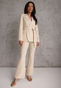 Renee - Beżowy Komplet o Garniturowym Kroju z Marynarką z Wiązaniem i Spodniami Falestra. Kolor: beżowy #1
