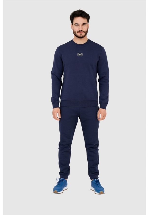 EA7 Emporio Armani - EA7 Granatowa bluza męska z naszywką z logo, Rozmiar XL. Kolor: niebieski. Wzór: aplikacja
