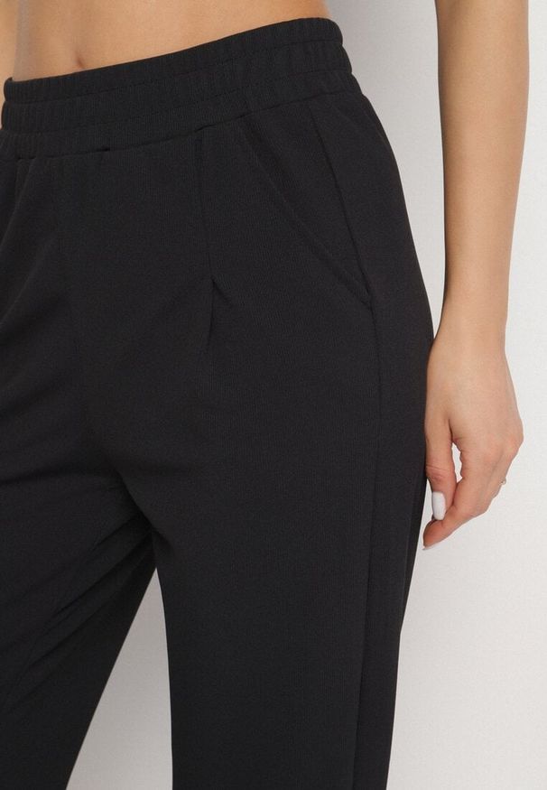 Born2be - Czarne Casualowe Spodnie z Gumką w Talii i Kieszeniami Tevinea. Okazja: na co dzień. Kolor: czarny. Materiał: len. Styl: casual