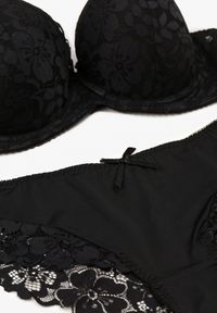 Born2be - Czarny Komplet Biustonosz i Majtki Typu Figi Ozdobiony Koronką Ezivane. Kolor: czarny. Materiał: koronka. Wzór: aplikacja, koronka #3